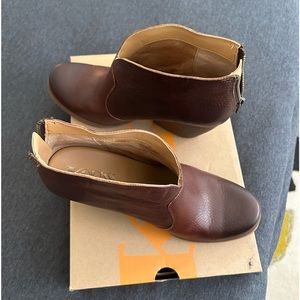 Korks Womens brown leather shoes.